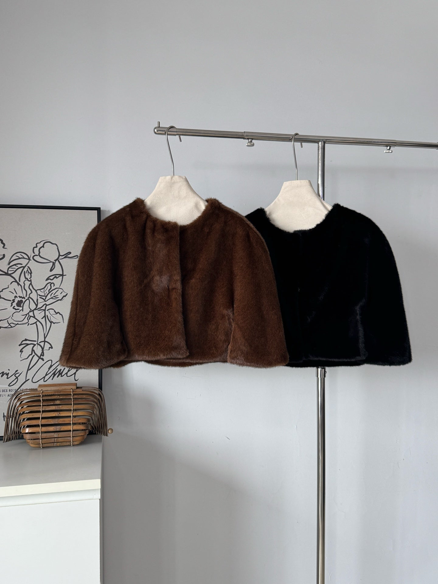 Stylish and Elegant Short-Sleeve Capelet Coat