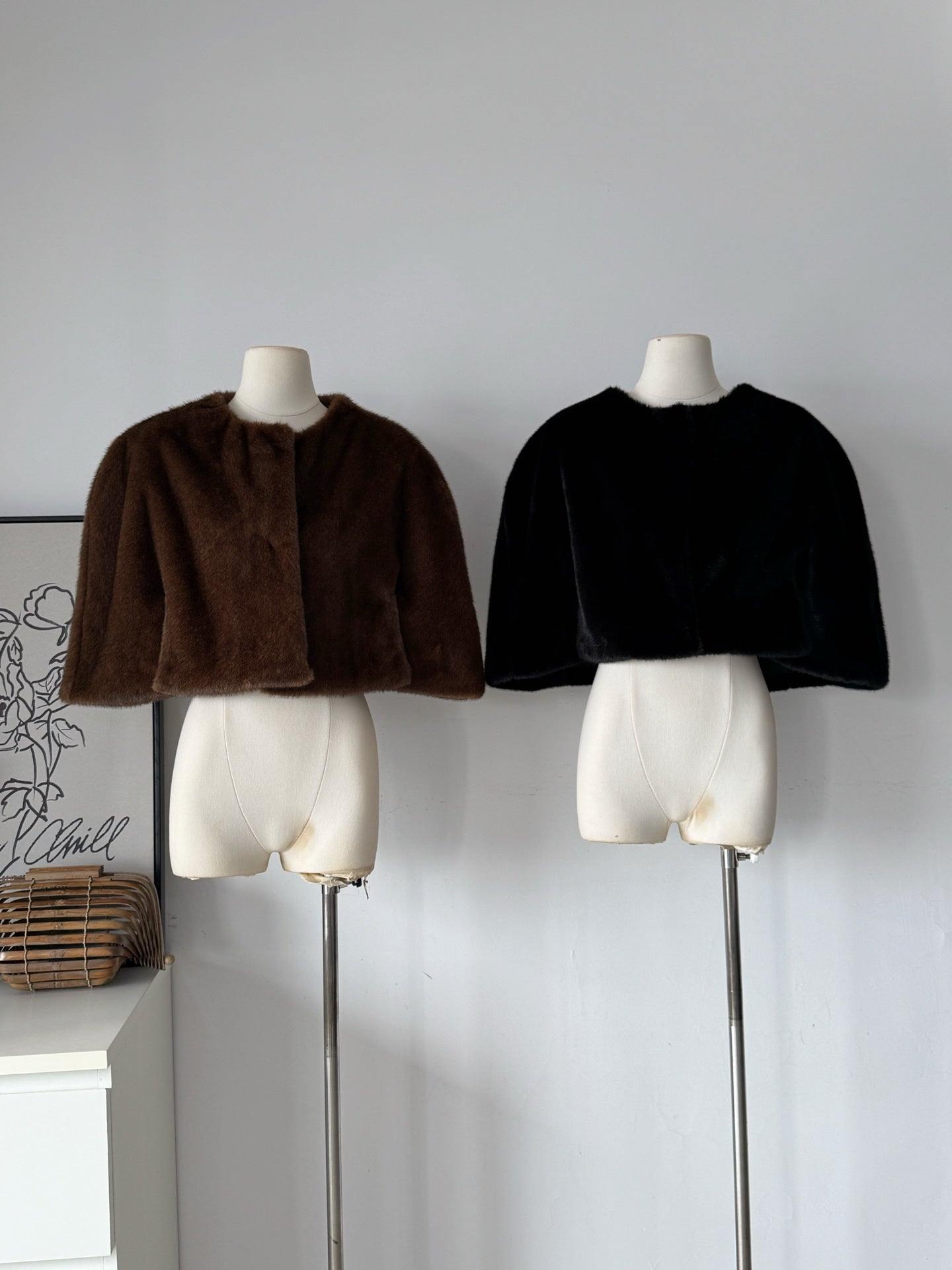 Stylish and Elegant Short-Sleeve Capelet Coat